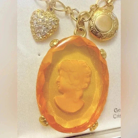 ✨Cameo Pendant Genuine Austrian Crystal necklace New , sealed ✨ - Picture 4 of 5